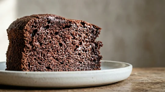 Gâteau au chocolat à la mie aérienne et fondante coupé en deux révélant sa texture moelleuse parfaite