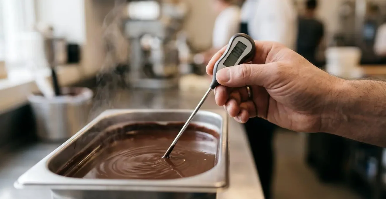 Thermomètre sonde mesurant la température d'un glaçage miroir au chocolat